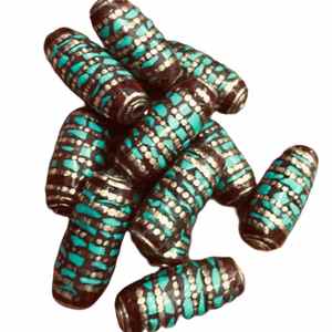 Cuentas de joyería tibetanas ovaladas con incrustaciones de aleación de cobre verde talladas a mano - Product Image 2