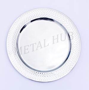 Assiette de présentation ronde en acier inoxydable argenté poli avec bord décoratif texturé - Product Image 2