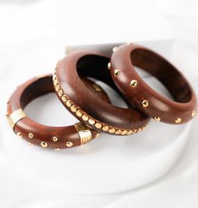 กำไลข้อมือไม้พรีเมียมประดับจุดทองเหลือง ทำมือ สไตล์โบฮีเมียน ขายส่งจำนวนมากสำหรับร้านแฟชั่น - Product Image 1