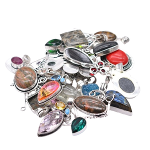 200 pièces de breloques pendentifs vintage en laiton et pierres précieuses, assorties, plaquées argent, avec sertissage clos, multicolores, formes ovales, en forme de cœur et goutte - Product Image 1