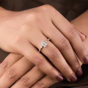 Anillo de moissanita de corte esmeralda-Alternativa elegante y lujosa a la joyería de diamantes - Product Image 5