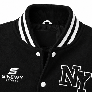 Chaqueta Varsity Negra y Blanca para Hombre SINEWY SPORTS, con Letras NY Bordadas, Estilo Preppy, Cuello Mao, Corte Regular, Reversible - Product Image 3