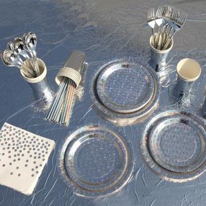 Kit di 201 Pezzi per Feste: Set di Posate in Plastica Monouso con Piatti di Carta, Cannucce e Tovaglie - Product Image 3