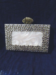 Sac à main personnalisé en résine ILAHI fait main avec chaîne, bandoulière, imprimé sérigraphié noir et blanc à carreaux, couture - Product Image 4