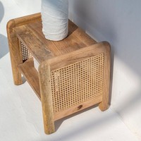 Table d'appoint en rotin ultra-résistant Vandana Orion avec deux étagères, design moderne et naturel