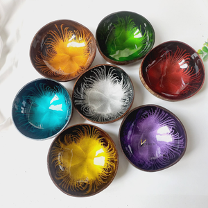Bol en coquille de noix de coco naturelle, finition soignée, idéal pour des repas élégants, des cadeaux ou la décoration dans les maisons d'inspiration minimaliste - Product Image 3