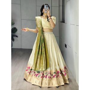 Presentando la riqueza del patrimonio de Paithani, este exquisito lehenga de seda Paithani presenta motivos coloridos y vibrantes tejidos. - Product Image 1