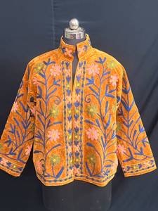 Veste courte en velours brodée de fleurs Suzani pour femme, jaune moutarde, manteau d'hiver fait main, style bohème ethnique, ouvert sur le devant - Product Image 4