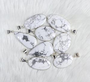 Pendentif en howlite blanche cabochon serti clos, style bohème, plaqué argent, forme paix, design unique, collier naturel en gros - Product Image 5