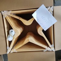 Cintres en bois à joint de doigt en gros à bas prix Cintres en bois durables à bas quantité minimale de commande fabriqués au Vietnam