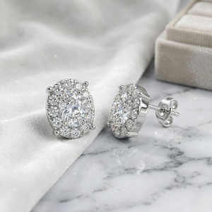 Boucles d'oreilles solitaires ovales en diamant de laboratoire de 1,30 carat, certifiées IGI, élégantes, serties à quatre griffes en or 10 carats - Product Image 3