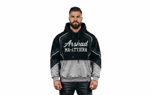 Sudadera con Capucha para Hombre en Color Negro y Gris con Paneles Curvos en Contraste, Detalle Gráfico en el Pecho, Bolsillo Tipo Canguro, Estilo Urbano Personalizado - Product Image 5