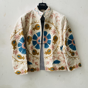 Chaqueta Bomber Reversible de Invierno de Algodón Suzani Hecha a Mano en India, con Patrón Floral Bordado a Mano, Cuello Alto Regular, Unisex - Product Image 4