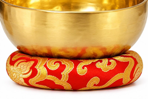 Bol chantant artisanal en laiton doré avec marteau en bois, bol sonore traditionnel pour la méditation, le yoga, la pleine conscience et la guérison sonore - Product Image 4