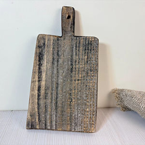 Tabla de cortar rectangular vintage de madera con asa, estilo rústico, primitivo, de madera maciza, para decoración de cocina, hogar y cafetería. - Product Image 1