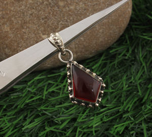 Colgante de Piedra Preciosa Hecho a Mano en Plata de Ley 925 con Baño de Platino Vintage y Cuarzo Rojo Natural, Joyería Fina Unisex al por Mayor - Product Image 2