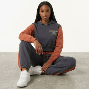 Ensemble de survêtement court pour femme avec options de couleurs bicolores, veste courte à capuche avec poche zippée sur la manche - Product Image 6