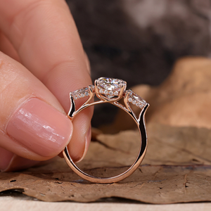 Bague de fiançailles à trois pierres en moissanite taille coussin, pierres latérales en forme de poire, plaqué or rose, certifiée IGI, pour mariage, anniversaire, mariée - Product Image 4