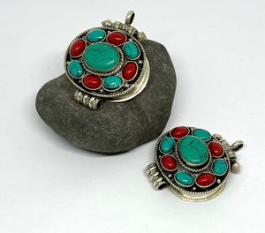 จี้ห้อยคอแบบโบราณชุบเงินธิเบตประดับเทอร์ควอยซ์ลายทางศาสนาแบบใหม่ - Product Image 3