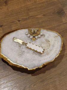 Soporte para Pastel de Resina con Diseño de Geoda y Borde Dorado, Hecho a Mano, con Cuchillo para Mantequilla, Apto para Lavavajillas y Congelador - Product Image 1