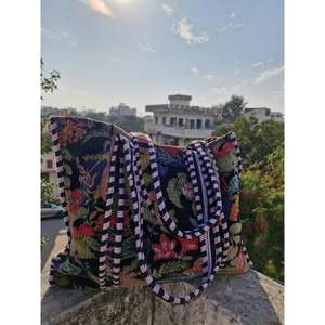 Bolso Tote Floral Acolchado Hecho a Mano, Bolsos de Hombro de Terciopelo de Algodón, Bolso de Mercado Reversible con Diseño de Patchwork - Product Image 1