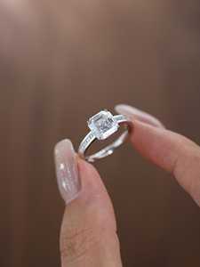 Anillo Solitario de Moissanita de Corte Asscher de 1 Quilate de Alta Demanda, Banda de Eternidad Simulada, Plata 925, Regalo Especial para Amigos - Product Image 2