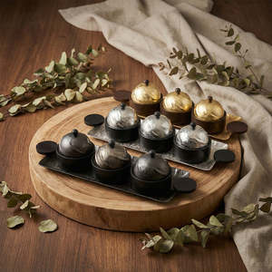 Ensemble de bols de service modernes de luxe avec couvercle en dôme doré et plateau, bols en métal faits à la main pour servir les aliments avec plateau en bois et poignées - Product Image 3