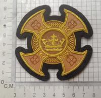 Badges personnalisés de luxe brodés à la main, décorés de strass, à coudre, forme bouclier, style vintage, avec épingle de sûreté, en tissu uni