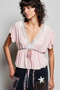 เสื้อเบลาส์แขนสั้นคอวีผูกด้วยลูกไม้ - Product Image 2