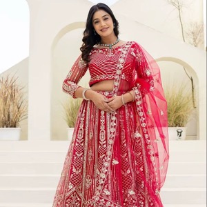 Conjunto de Lehenga nupcial de buena calidad con opulento trabajo de bordado, blusa de diseñador y dupatta bordada para bodas indias en venta. - Product Image 1