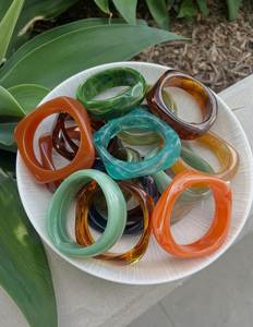 Bracelet en résine fait main de luxe avec finition design contemporain, bijou haut de gamme, cadeau pour femmes et filles - Product Image 2