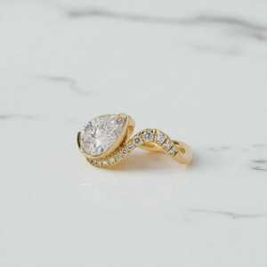 Anillo de compromiso con diamante de corte pera de 2.02 CT cultivado en laboratorio, banda en espiral, para mujer, oro sólido de 14K, regalo de boda para parejas - Product Image 2