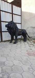 Estatua de León Geométrica de FRP de Calidad Premium, Obra de Arte Decorativa Duradera para Jardín, Hotel y Oficina, Disponible para la Venta - Product Image 4