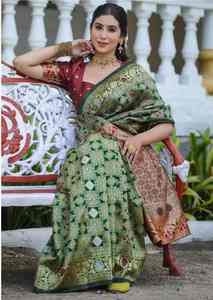 Sari de Seda Banarasi de Diseño y Calidad de Exportación para Mujer, Prenda Étnica Cómoda con Hermosos Patrones Tradicionales, Disponible para la Venta - Product Image 5