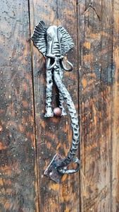 Poignée de porte carrée en fer forgé résistant à la rouille - Pièce décorative de style traditionnel avec finition thermolaquée - Product Image 3
