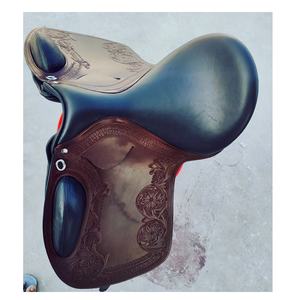 อานชุดเดรสภาษาอังกฤษพร้อมอานหนังสลักลายหรูหรา - Product Image 5