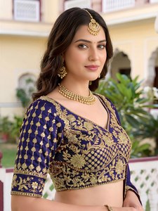 Robe de demoiselle d'honneur classique bleu marine brodée, style lehenga choli, avec haut court à col en V, sans manches, dos nu, coupe bal, longueur ras du sol - Product Image 6