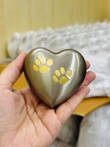 Urne funéraire pour animaux de compagnie en forme de cœur argenté avec empreintes de pattes jaunes, design personnalisable, souvenir de crémation - Product Image 2