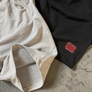 Shorts Bermuda en coton uni pour homme avec taille élastique et détail de patch, design décontracté taille mi-haute - Product Image 2