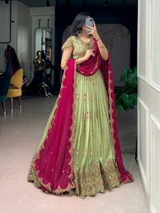Lehenga Choli de Seda Verde con Dupatta Rosa y Bordado Dorado, Traje Nupcial Tradicional Indio para Bodas, para Mujer - Product Image 3