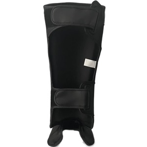 Protège-tibias en néoprène pour adultes, noirs avec rayures rouges, équipement de protection léger à enfiler pour les sports toutes saisons - Product Image 3