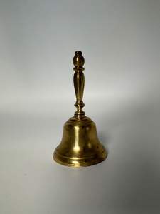 Cloche à main en laiton de qualité supérieure pour le service en restaurant et l'appel des clients, avec poignée lisse et sonnerie puissante - Product Image 6