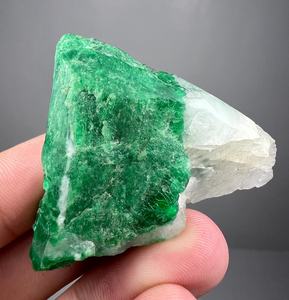 Espécimen de Cristal de Esmeralda Verde de Primera Calidad de Swat, Pakistán, Mineral Natural para Coleccionistas, Gema de Berilo en Bruto para Exhibición - Product Image 2