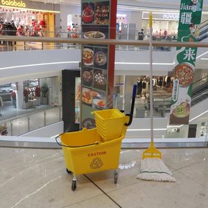 Secchio per Mop Commerciale Midoneat da 35 Quarti Giallo con Strizzatore Laterale su Ruote, Include Un Mop Commerciale per Pulizie - Product Image 4