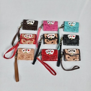Monedero pequeño de cuero genuino marrón hecho a mano para mujer, con diseño floral y de ases, cierre a presión y correa para la muñeca. - Product Image 4