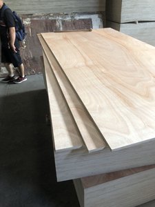 Contrachapado de Okoume de Vietnam 4x8 de 18 mm, Lámina Impermeable Reutilizable para Encofrados de Construcción E1 - Product Image 6