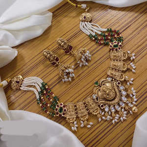 Ensemble de boucles d'oreilles et collier temple royal ornés de pierres vibrantes Pota et de perles brillantes Occasions spéciales - Product Image 1