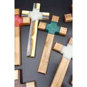 Cruz de Madera con Detalles en Resina, Accesorio Religioso Espiritual para la Oración Cristiana, Categoría de Placas - Product Image 2