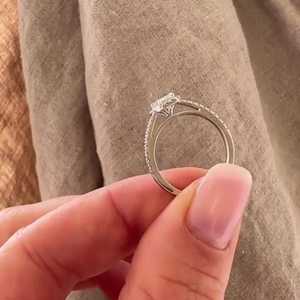 Bague de fiançailles personnalisée en or massif 14 carats avec diamant de laboratoire taille émeraude, sertie de griffes et d'accentuations pavées, pour usage quotidien, vente en gros - Product Image 3
