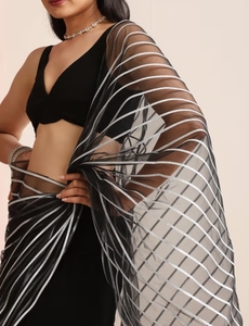 Sari KV de Georgette con Estampado Negro y Plateado y Blusa sin Coser - Product Image 2